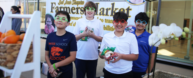Wise School students purchase food from Aaron Milken Center's Beit Issie Shapiro Farmer's Market on Dec. 9. 2022. Proceeds went to benefitting the transformational disability therapy organization in Israel. (Photo by Ryan Gorcey)